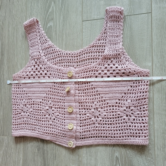 Vintage cropped dusty pink crochet sweater vest wood buttons size XS S knitted - Picture 3 of 4